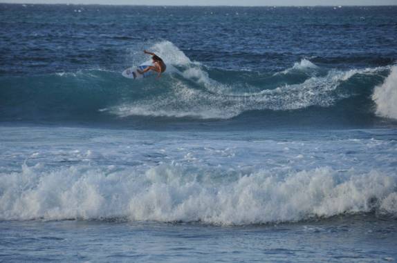Surfistas aproveitam as ondas ainda pequenas da North Shore de Oahu, no Havaí